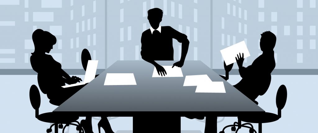 Forhandlingsteknik, billedet viser tre personer der sidder ved forhandlingsbordet og snakker